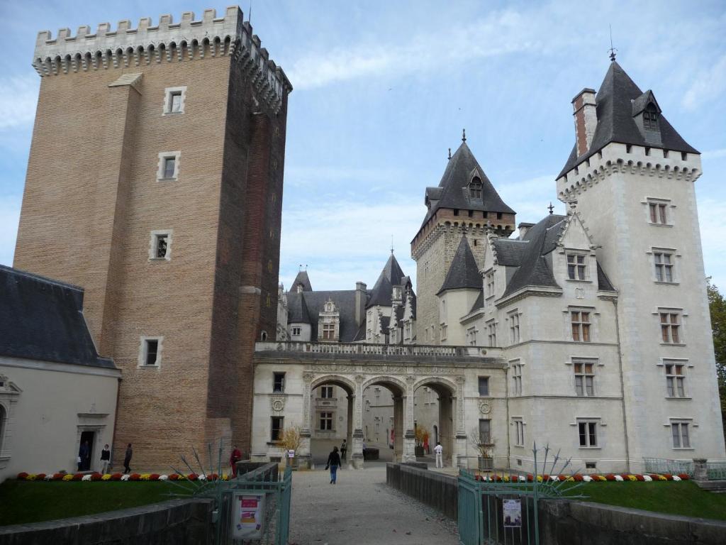 Hotel Le Postillon Pau Exterior photo